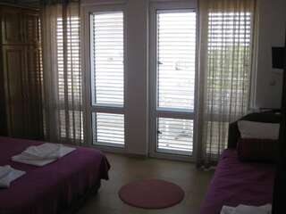 Гостевой дом Guest House Villa Alea Добра-Вода Классический трехместный номер-4